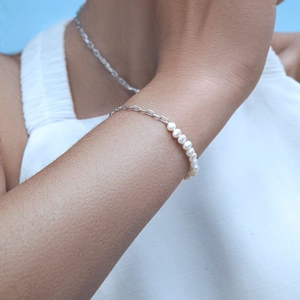 Chic Pearl Bracelet on Sale